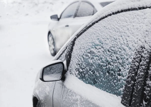 Soğuk Bir Kış Sabahında Donmuş Bir Arabanın Yan Tarafı Buzlu — Stok fotoğraf