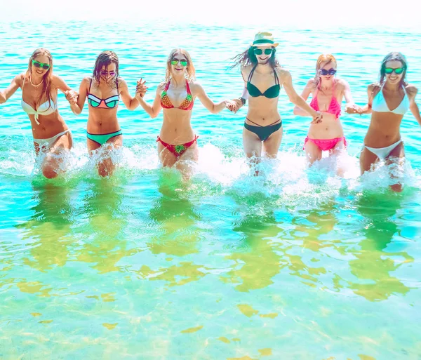 Widok Grupy Przyjaciół Bawiących Się Plaży Tropikalnej — Zdjęcie stockowe