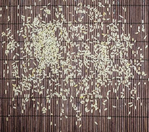 茶色の竹の背景に白いご飯 自然な背景の有機米 フラット横たわっていた トップ ビュー — ストック写真
