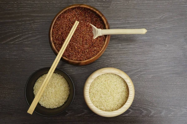 Blanco Marrón Arroz Cuencos Madera Negro Sobre Fondo Madera Negro — Foto de Stock