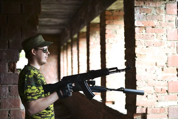 Kaukasische Militaire Man Zwarte Zonnebril Indoor Stedelijke Kamer Ruimte Stand — Stockfoto