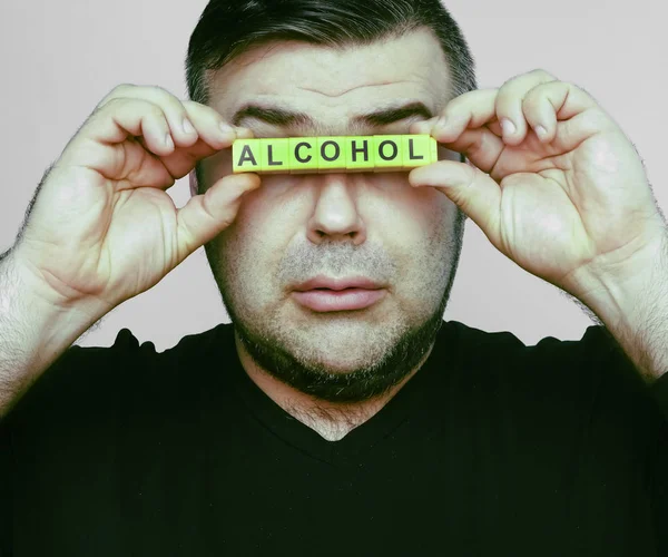 Woorden Alcohol Uit Gele Blokken Jonge Man Met Blokjes Buurt — Stockfoto