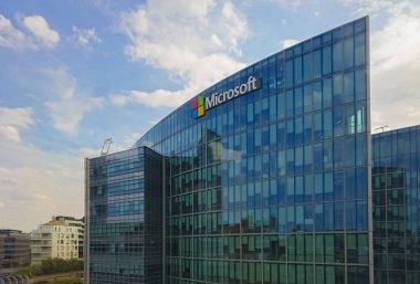 Paris, Fransa - 19 Temmuz 2018: Microsoft, bilgisayar yazılımı ve kişisel bilgisayar ve hizmetleri geliştiren, üreten, lisanslayan, destekleyen ve satan çok uluslu bir Amerikan teknoloji şirketidir