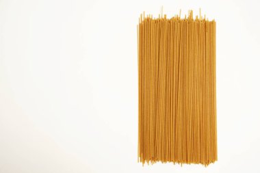 Beyaz arka planda izole tüm tahıl spagetti demet. 