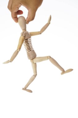 Beyaz arka plan üzerinde izole erkek elinde ahşap vitrin mankeni