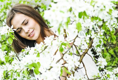 taze bahar bahçe çiçeği elma ağacının güzel doğal esmer İspanyol kadın portresi