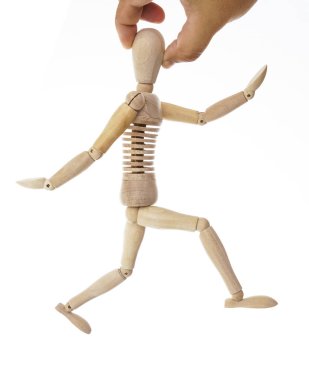 Beyaz arka plan üzerinde izole erkek elinde ahşap vitrin mankeni