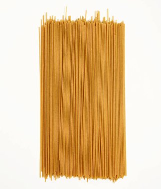 Beyaz arka planda izole tüm tahıl spagetti demet. 
