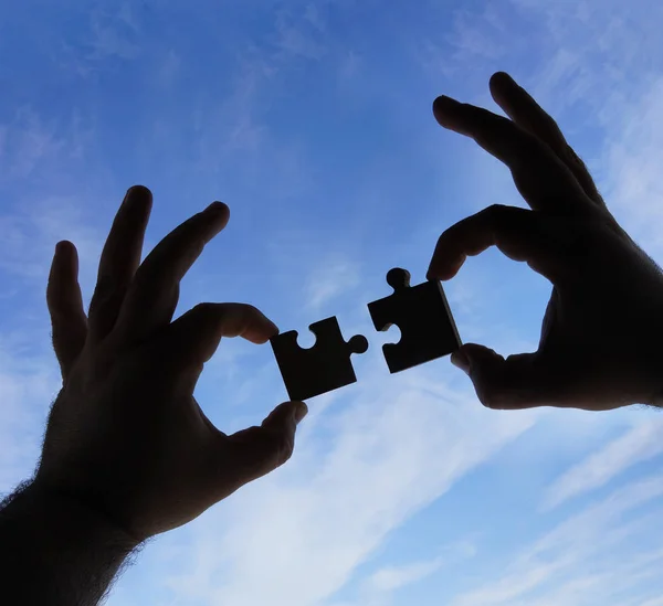 Manos Con Piezas Rompecabezas Con Fondo Cielo — Foto de Stock