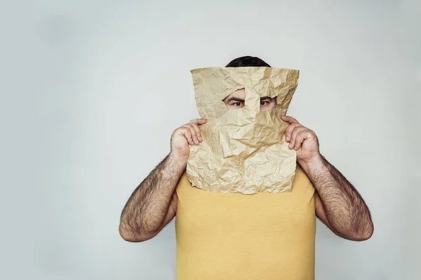 顔を覆っている黒い紙を丸めて実業家 — ストック写真