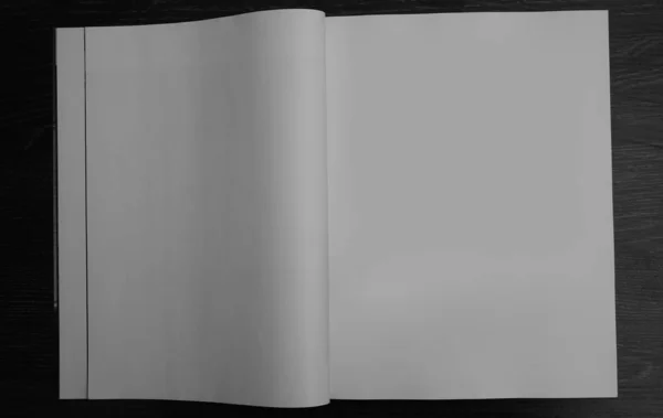 黑色木桌上的开放式方形小册子 — 图库照片