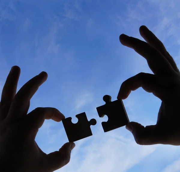 Handen Met Puzzel Stukjes Met Hemelachtergrond — Stockfoto