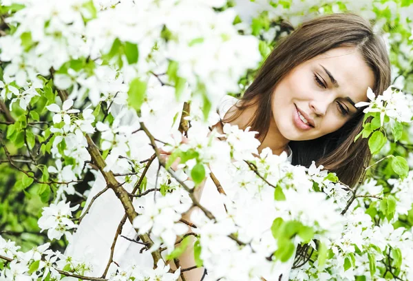 リンゴの木の花の新鮮な春の庭の美しい自然のブルネットのヒスパニック系女性の肖像画 — ストック写真