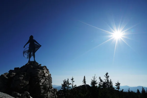 Silhouette Einer Frau Die Auf Einem Berg Steht Sonnenstrahlen Über — Stockfoto