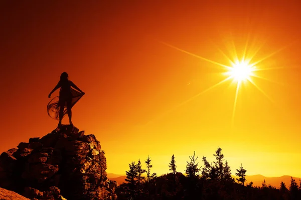 Silueta Mujer Pie Cima Montaña Rayos Sol Sobre Las Montañas —  Fotos de Stock