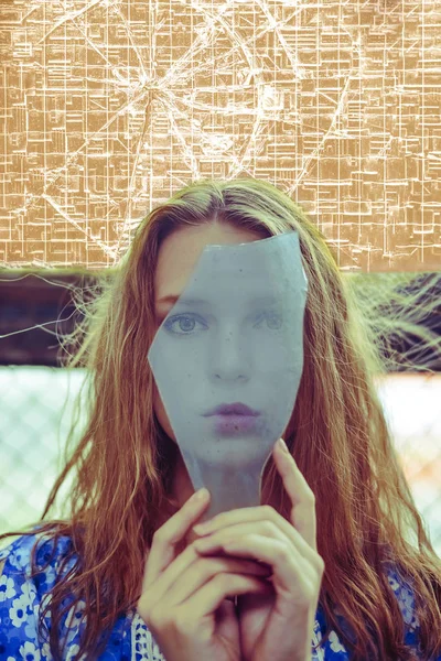 Genç Yetişkin Sevimli Kadın Kirli Kırık Keskin Camdan Arıyor — Stok fotoğraf