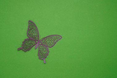 yeşil arka planda kelebek kağıt simgesi. Yatay.