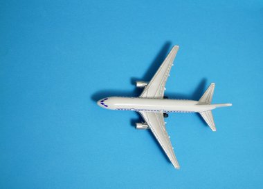 mavi Kağıt arka planda metal oyuncak-uçak. mavi zemin üzerinde izole modern uçak. T