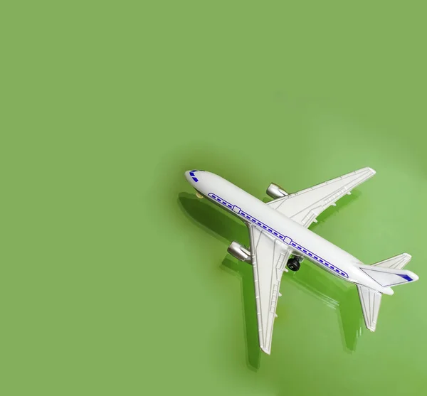 Modelo Plano Sobre Fondo Papel Texturizado Verde Juguete Avión —  Fotos de Stock