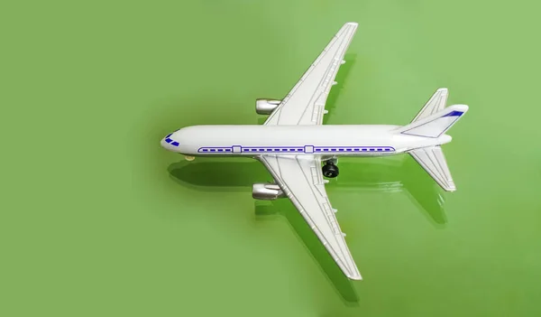 Modelo Plano Sobre Fondo Papel Texturizado Verde Juguete Avión —  Fotos de Stock