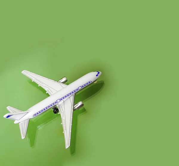 Modelo Plano Sobre Fundo Papel Texturizado Verde Brinquedo Avião — Fotografia de Stock