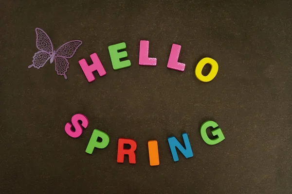 Słowa Hello Spring Motyl Latać Powyżej — Zdjęcie stockowe