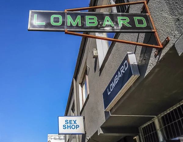Sinais Parede Lombardo Sex Shop Tabuleta Fundo Céu Azul — Fotografia de Stock