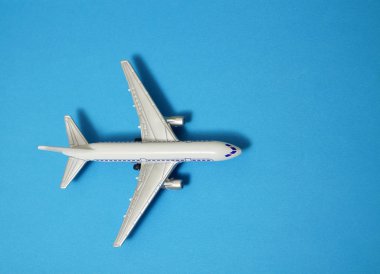 mavi Kağıt arka planda metal oyuncak-uçak. mavi zemin üzerinde izole modern uçak. T