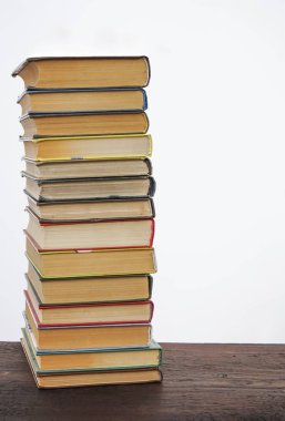 pek çok kitap beyaz zemin üzerine izole