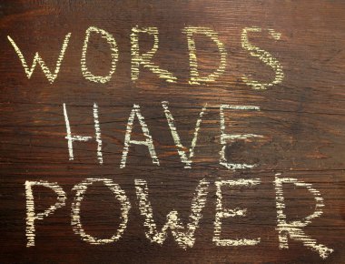 Kelimeler kahverengi ahşap tahta arka plan üzerinde güç var. yazıt için boş kopya alanı.