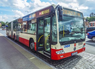 Gdansk, Polonya - 01 Temmuz 2018: Otobüs durağında Kırmızı Otobüs . Mercedes Benz - marka