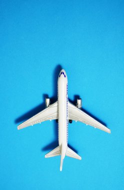 kağıt arka plan üzerinde düzlem modeli. uçak oyuncak 