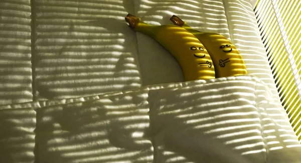 Par Plátanos Abrazándose Cama Felices Juntos Luz Través Ventana Con — Foto de Stock