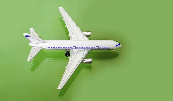 紙の背景上の平面のモデル 飛行機のおもちゃ — ストック写真
