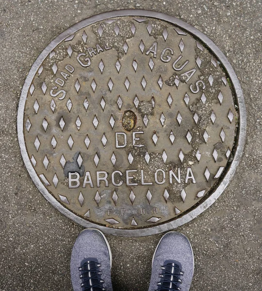 Adolescente Ténis Pés Sobre Uma Tampa Bueiro Urbano Barcelona Espanha — Fotografia de Stock