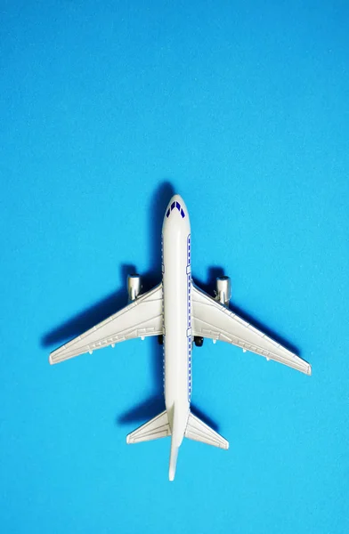 平面模型在纸张背景 飞机玩具 — 图库照片