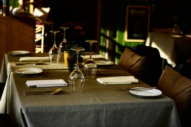 kafe veya restoranda yemek masasına ayarlanır. bir restoranda güzel servis tabloları. 