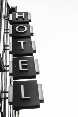 Beyaz gökyüzü altında kelime Otel ile Neon İşareti