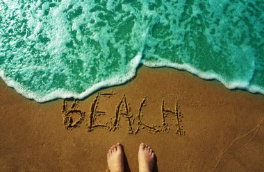 Dalga hareketi ile plaj kum ayakta erkek ayakları üst görünümü. Kelime - kum üzerinde plaj. Yaz seyahati ve dinlenme konsepti