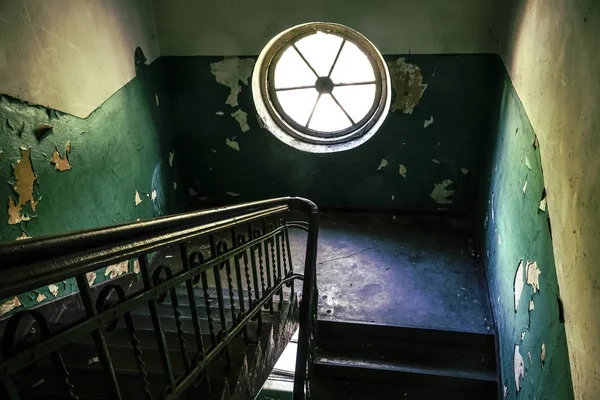 Escaleras Hierro Madera Viejo Edificio Abandonado Escalera Salida Fuego Oscuro —  Fotos de Stock