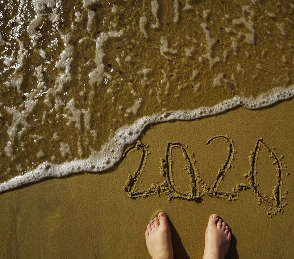 Ξυπόλητη Πόδια Στην Παραλία Ευτυχισμένο Νέο Έτος 2020 Αριθμός Γραμμένο — Φωτογραφία Αρχείου