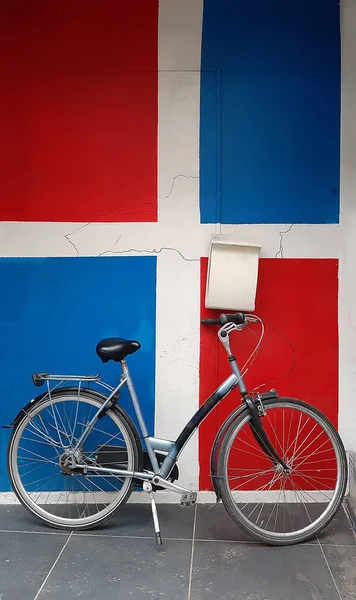 Stary Rocznika Rower Rowerze Ulicznym Pobliżu Czerwonej Niebieskiej Drewnianej Ścianie — Zdjęcie stockowe