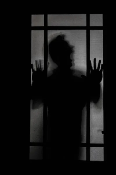 フロストガラス上の人の影 暴力の概念の背景 ホラーマンの影 — ストック写真