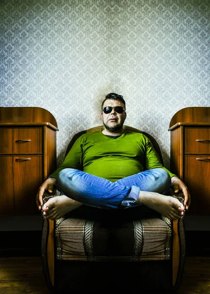 Homem Elegante Descansando Uma Cadeira Confortável Perto Janela Assistindo — Fotografia de Stock