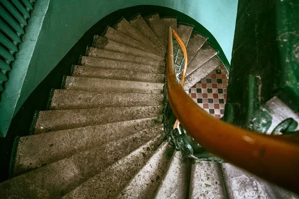 Européen Ancien Escalier Rond Vintage Dans Vieille Maison Riga Lettonie — Photo