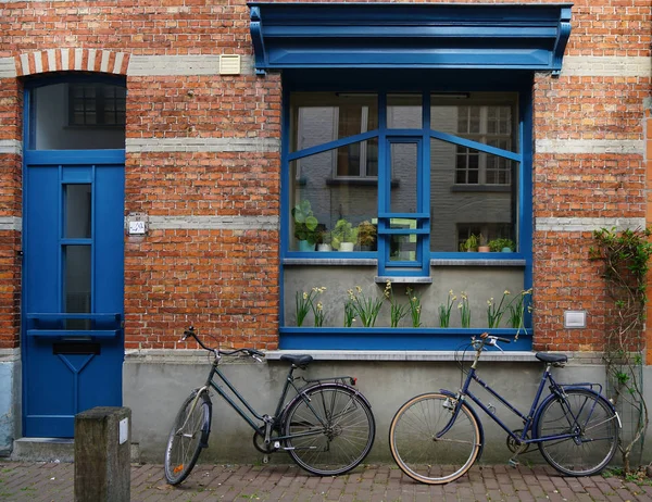 Μπλε Παράθυρο Δύο Ρετρό Ποδήλατα Στη Βελγική Πόλη Ποδήλατα Που — Φωτογραφία Αρχείου