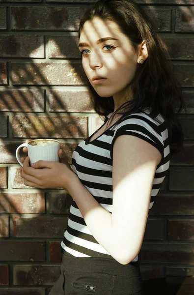 Wesoła Kobieta Ulicy Picie Porannej Kawy Świetle Słonecznym Portret Atrakcyjnej — Zdjęcie stockowe