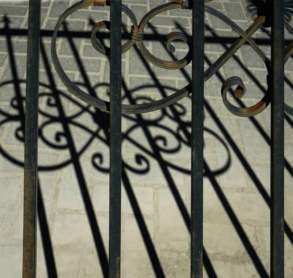 Padrão Sombra Chão Dia Ensolarado Brilhante Sombra Contrastante Pavimento Partir — Fotografia de Stock