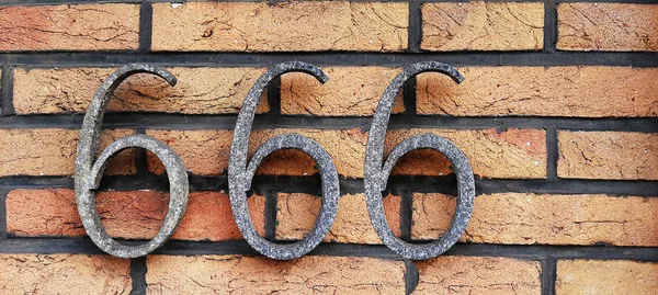 房子号六百六十六 666 浮雕在金属板 野兽的数量 — 图库照片