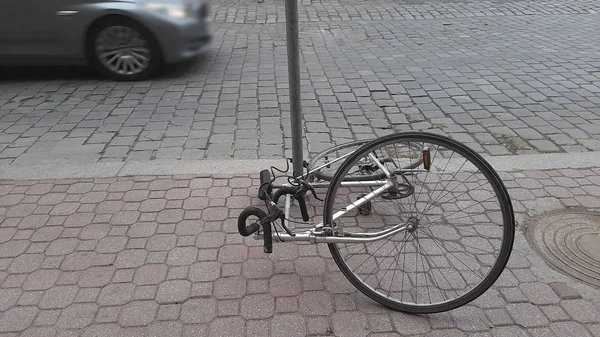 倒下的停放的自行车躺在鹅卵石上 — 图库照片
